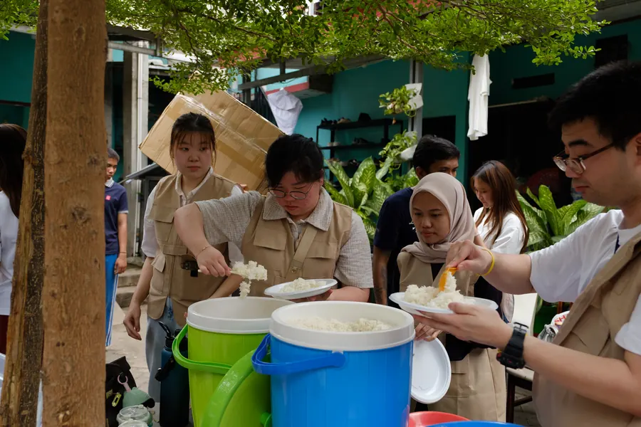 Relawan membagikan nasi kepada anak-anak