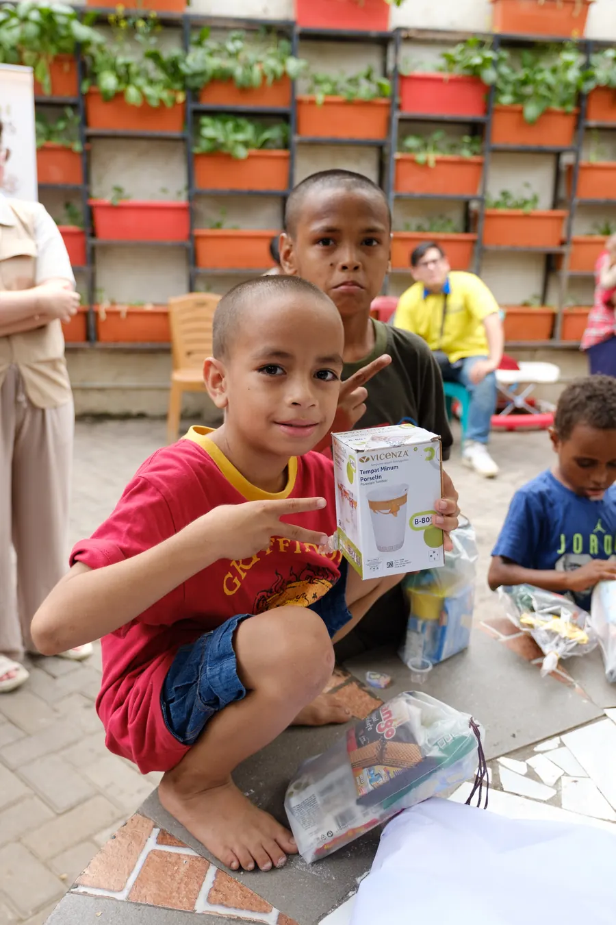 Anak memamerkan bingkisannya dengan bangga