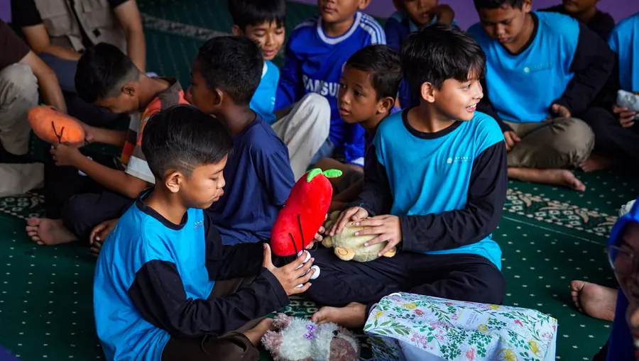 Anak-anak membuka bingkisan