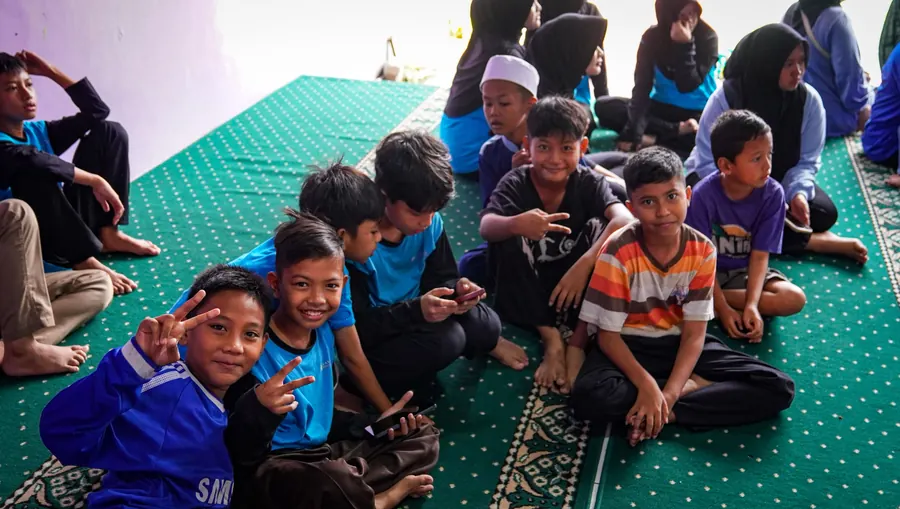 Anak-anak berpose dengan gembira