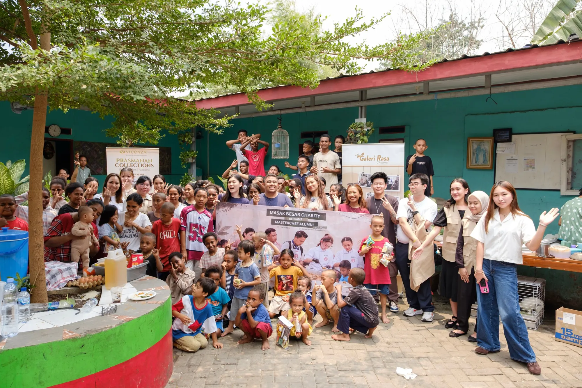 Relawan, chef alumni MasterChef, dan anak-anak Yayasan Sosial Tangan Kasih di Masak Besar Charity Vol. 01