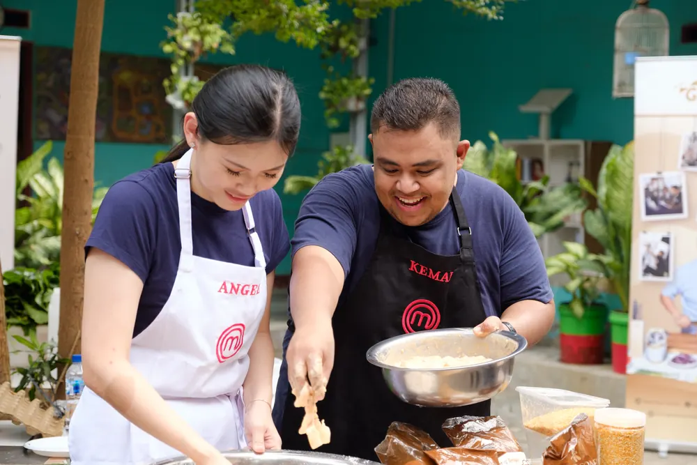Para chef memasak bersama di Masak Besar Charity